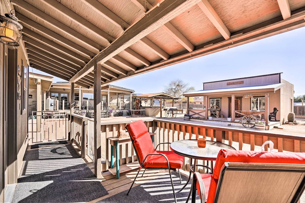 Western-style Phoenix Home: 15 Mi to Lake Pleasant view 5