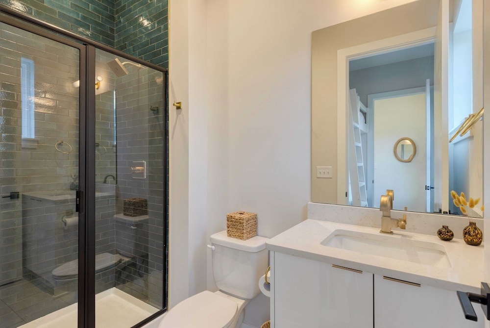 2 New Townhomes w/ Balcony, Mins to Broadway, Sleeps 16 98 Degrees & The Stage