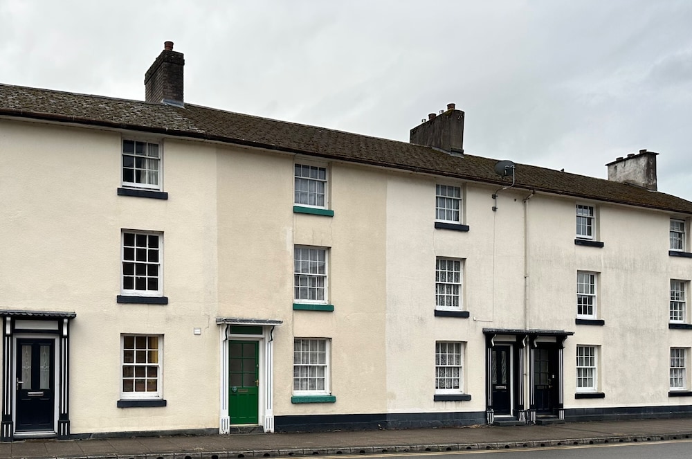 Llanidloes - Sleeps 7 - Parking - Pet Friendly
