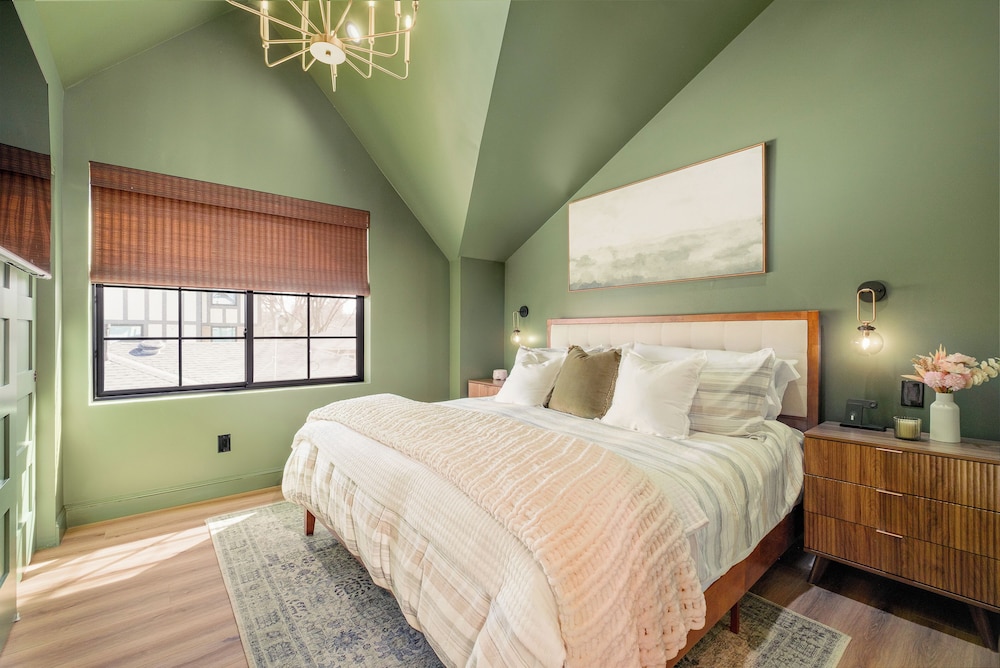 Luxe Designer Flat on Sloans Lake w/ Rooftop Deck