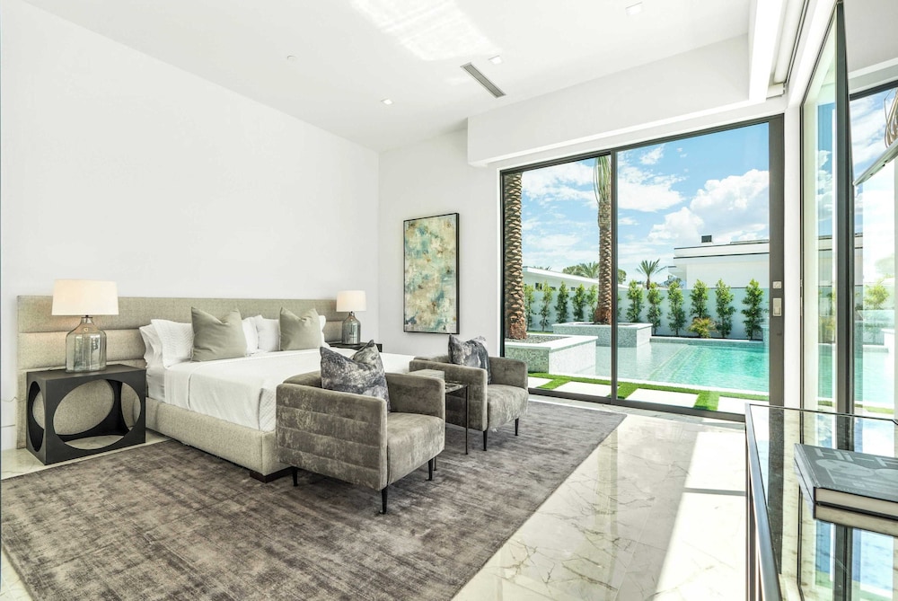 Sleeps 20 Spacious Retreat Pool & Hot Tub Retreat Bravo Villa #4 by Avantstay