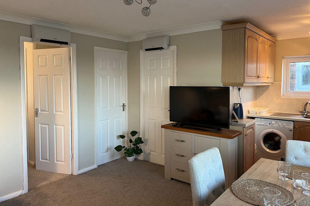 Beach Chalet - 2 Bedrooms - 4 Guests - Parking