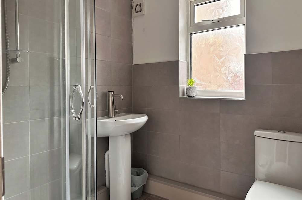 2 Bedroom Apartment-sleeps 6-parking-wifi