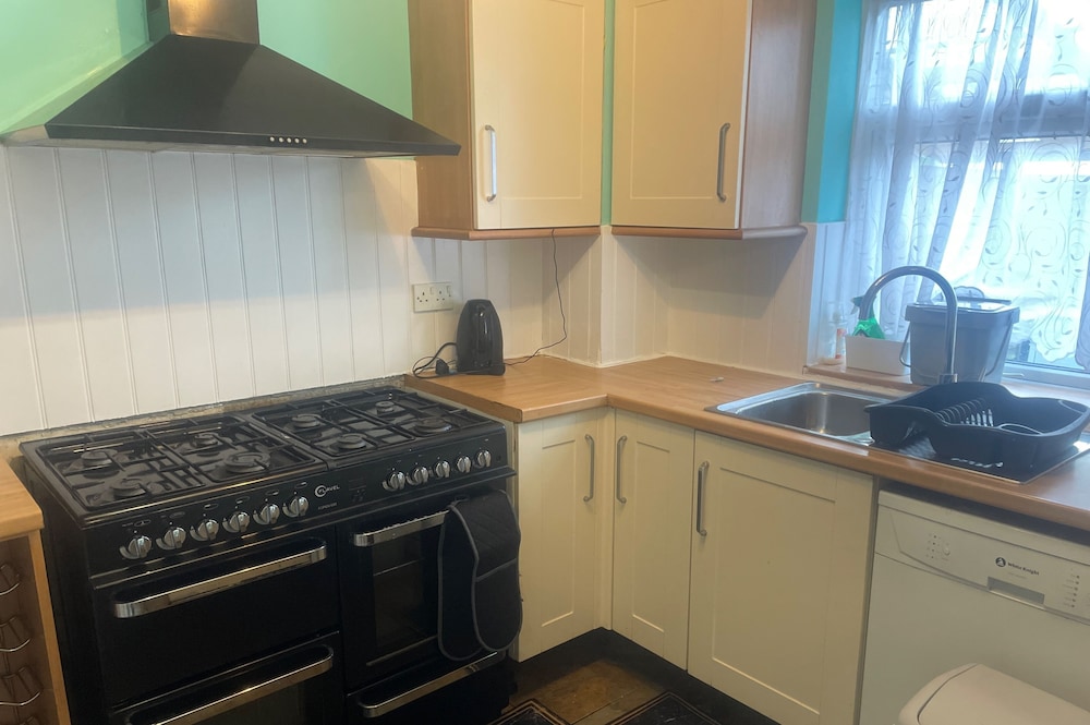 House - Sleeps 9 - Garden - Pet Friendly - Parking