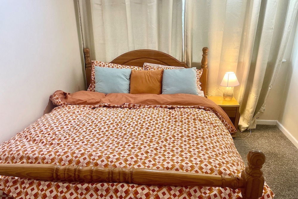 House - Sleeps 9 - Garden - Pet Friendly - Parking