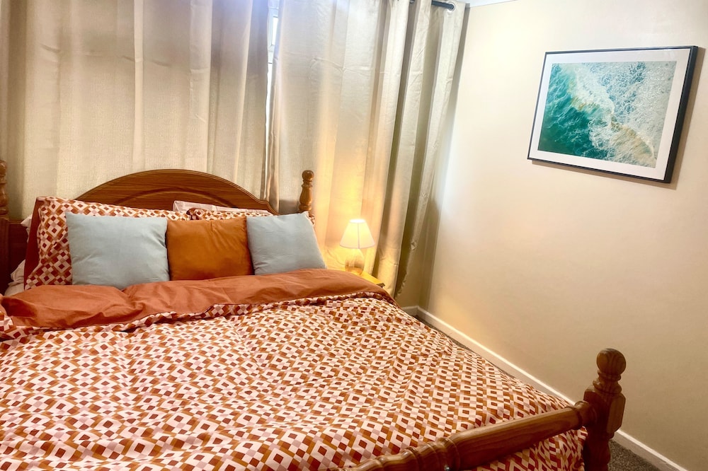 House - Sleeps 9 - Garden - Pet Friendly - Parking
