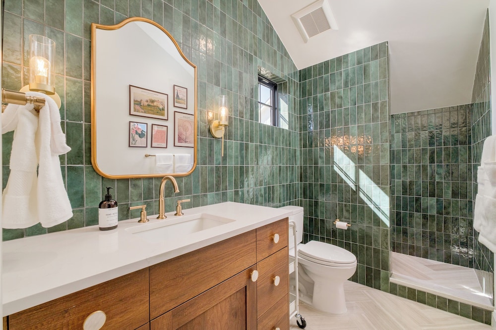 Luxe Designer Flat on Sloans Lake w/ Rooftop Deck