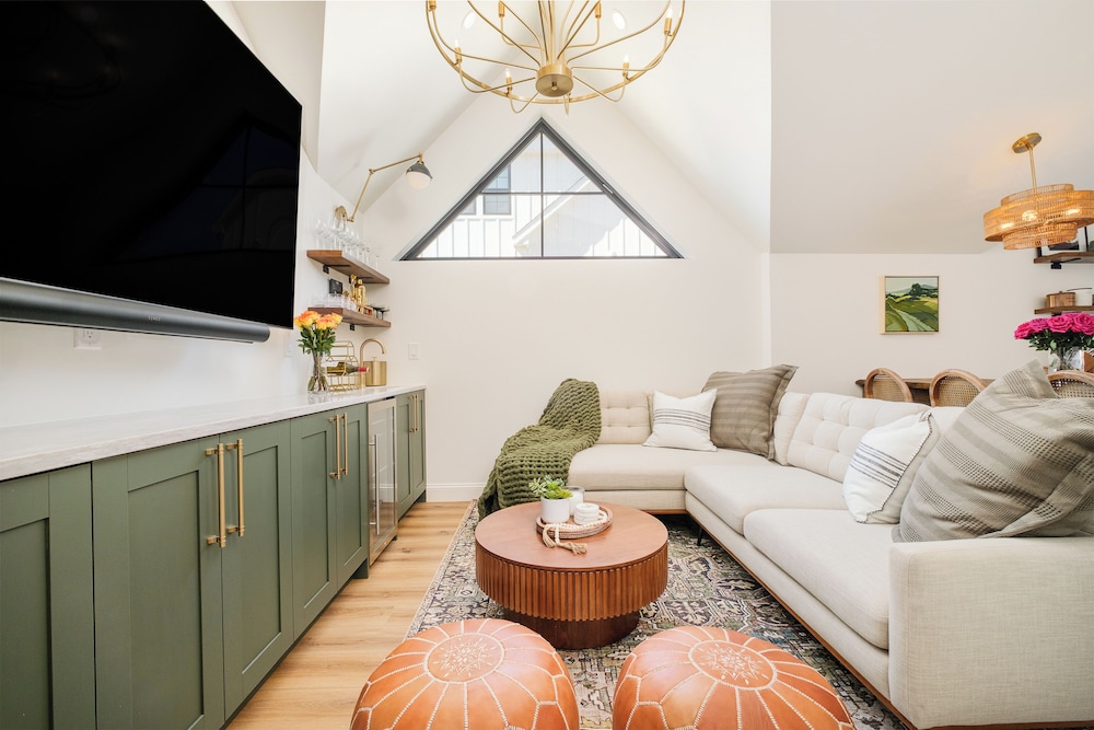 Luxe Designer Flat on Sloans Lake w/ Rooftop Deck