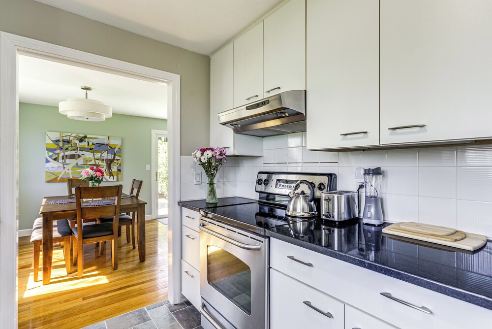 3 Mi to Cape Cod Bay: Marshfield Home w/ Balcony!