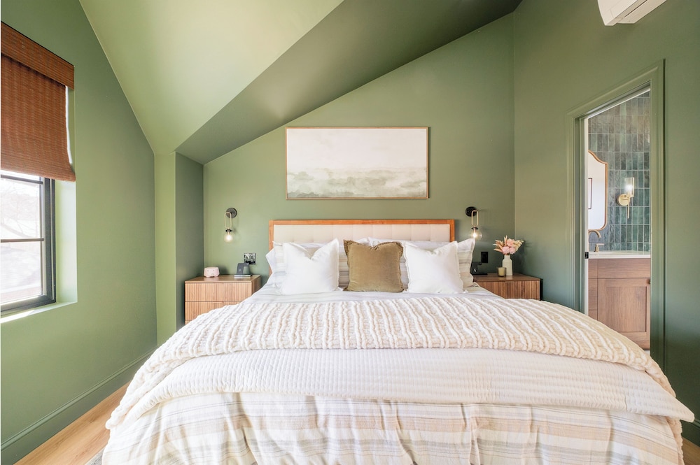 Luxe Designer Flat on Sloans Lake w/ Rooftop Deck