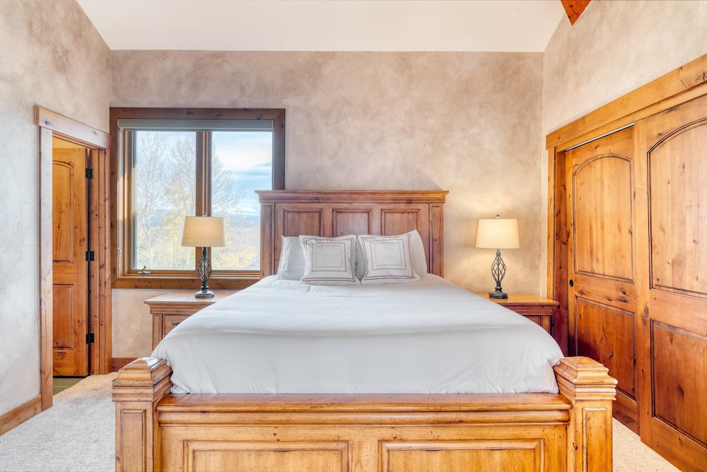 Summit County Vacations - Topaz Estate by Avantstay Luxe Home, Pool View - Property Image 11