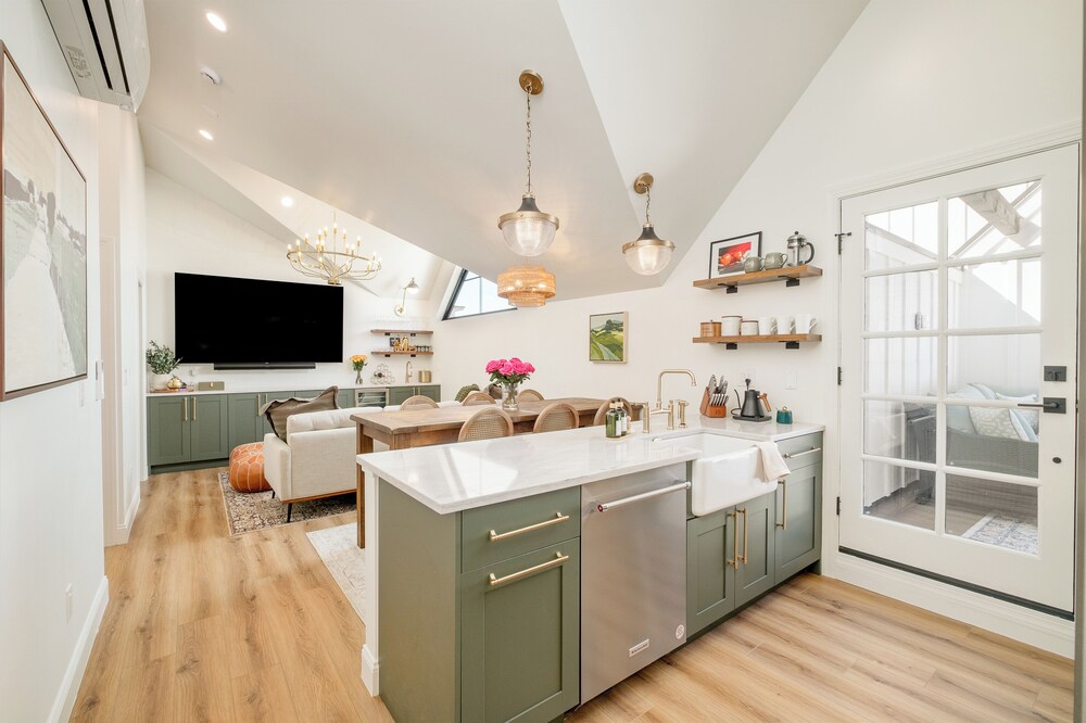 Luxe Designer Flat on Sloans Lake w/ Rooftop Deck