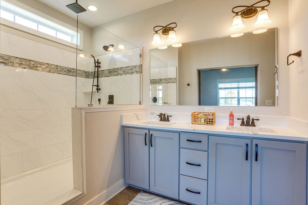 5 Mi to Lake Anna State Park: Modern Family Home!