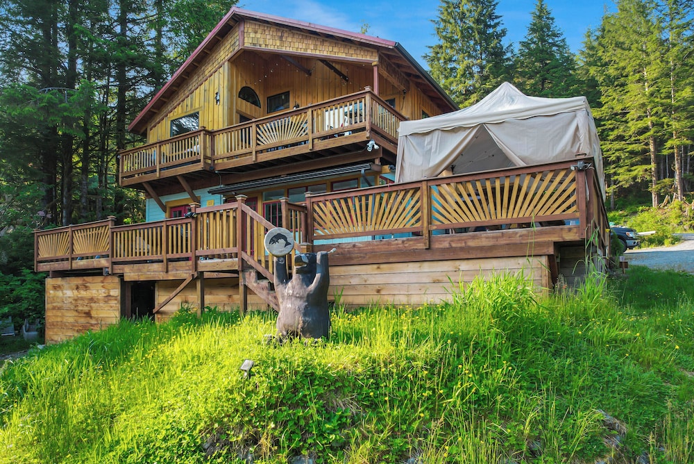 Salmon Return & Wildlife Roam: Ketchikan Getaway!