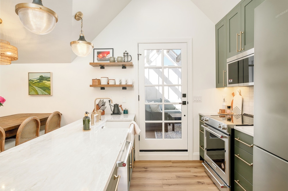 Luxe Designer Flat on Sloans Lake w/ Rooftop Deck