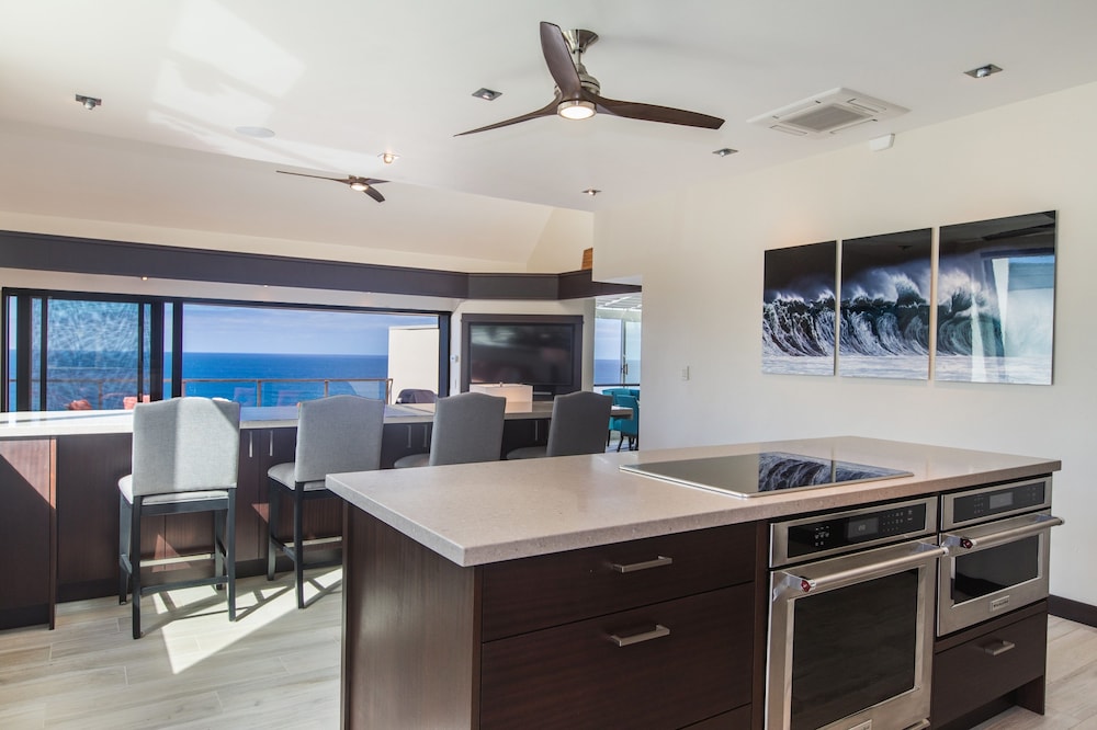 Puu Poa 407 2 Bedroom Condo by RedAwning