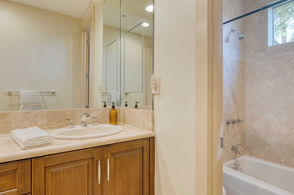 Luxe Scottsdale Oasis With Pool, Hot Tub, Firepit and Outdoor Lounge Avantstay