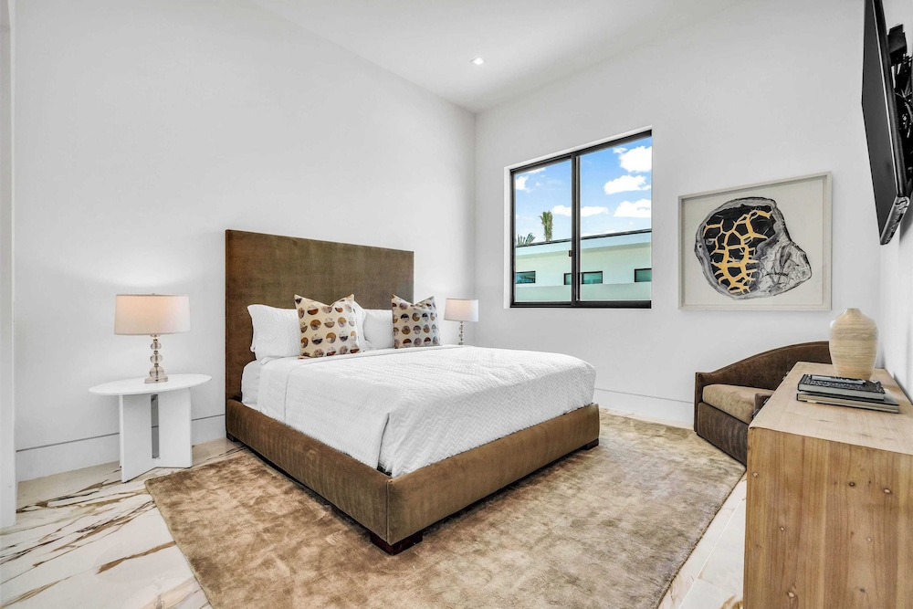 Luxury Retreat Pool, Putting Green + Pickleball Sleeps 17 Bravo Villa 8 by Avantstay