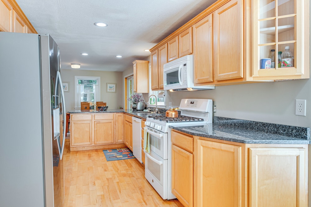 1/2 Mi to Ogunquit Beach: Maine Home w/ Deck!