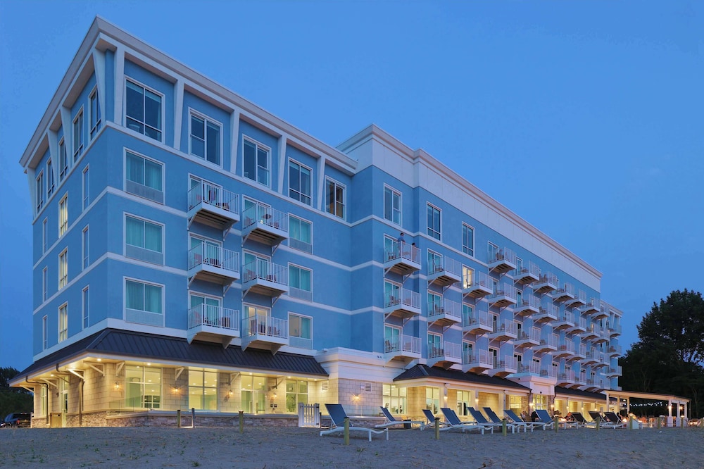 Hotel Hampton Inn & Suites Manistee Waterfront - Image 1