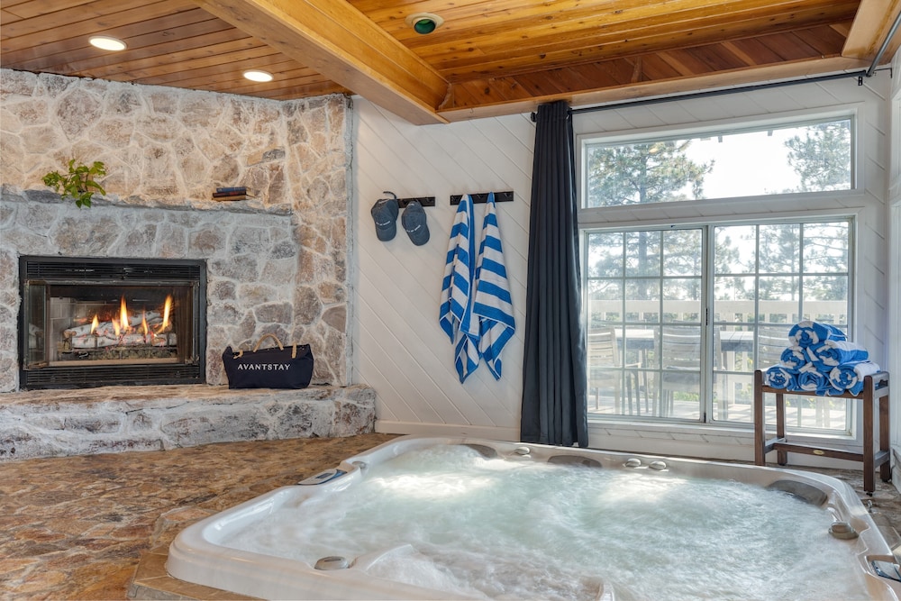 Enchanted Forest by Avantstay Indoor Hot Tub!