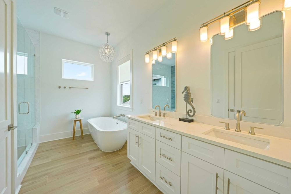 Sleeps 39 2 Luxe Homes w/ Free Golf Cart, Private Pool+spa 3 Blocks to Beach
