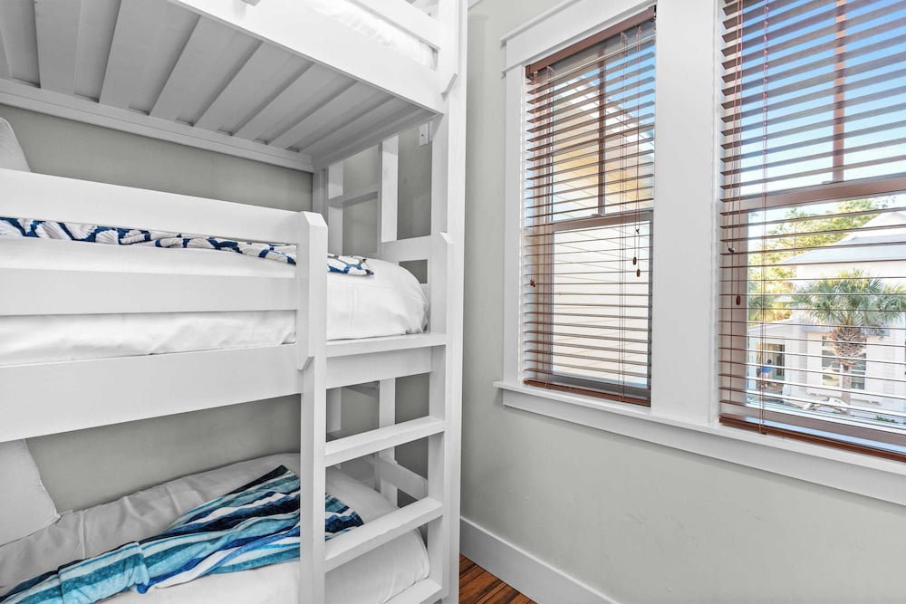 Seagrove Gardens Mins to the Beach, Santa Rosa Retreat w/ Golf Cart, A+ Design