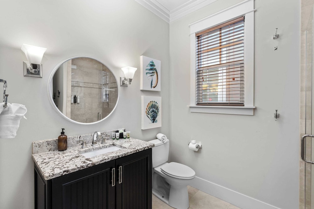 Seagrove Gardens Mins to the Beach, Santa Rosa Retreat w/ Golf Cart, A+ Design