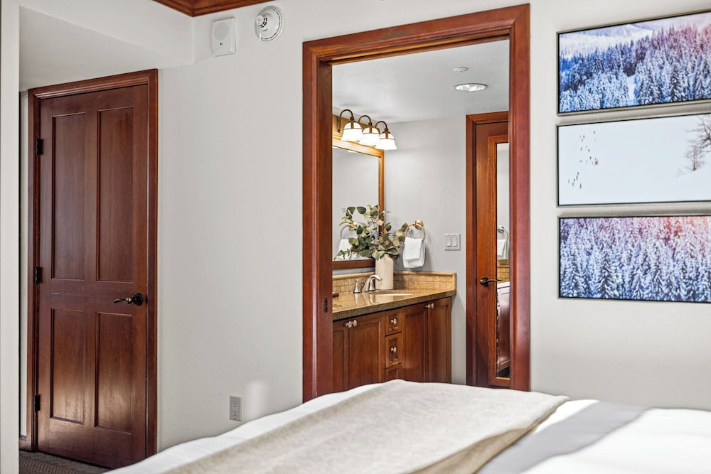 Condo w/ Fireplace & Community Perks