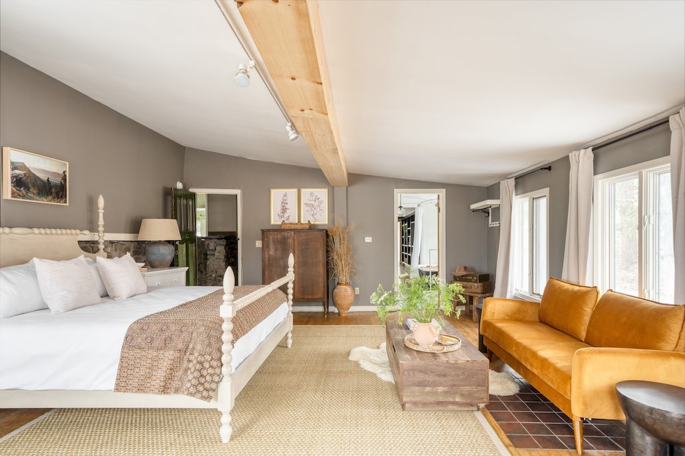 Shakespeare on the Hudson by Avantstay Two Home Buyout on the Hudson River! 22 Bedrooms! view 2