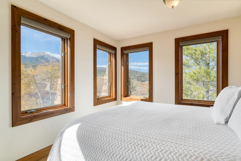 Summit County Vacations - Topaz Estate by Avantstay Luxe Home, Pool View - Property Image 7