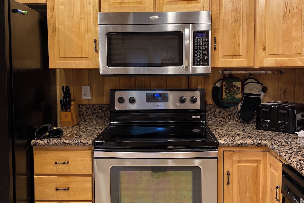 Quiet 2BR Fireplace Balcony W & D