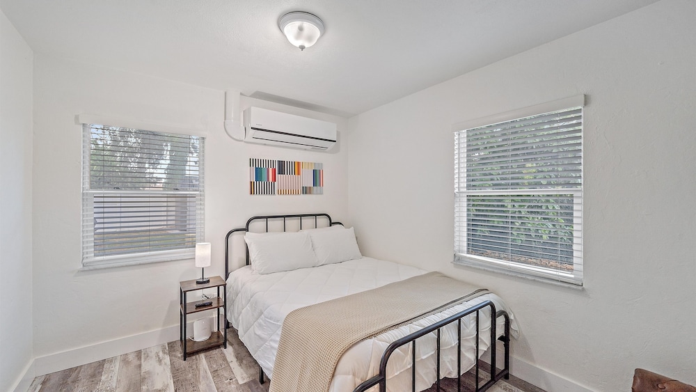 Urban Nest On 8th 4 Bedroom Home