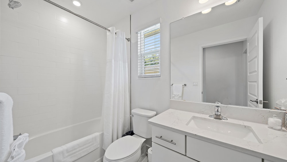 Urban Minimalist Escape 4 Bedroom Home