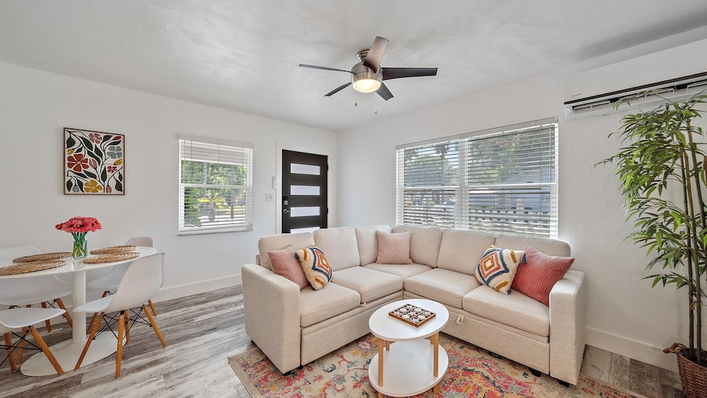 Urban Nest On 8th 4 Bedroom Home
