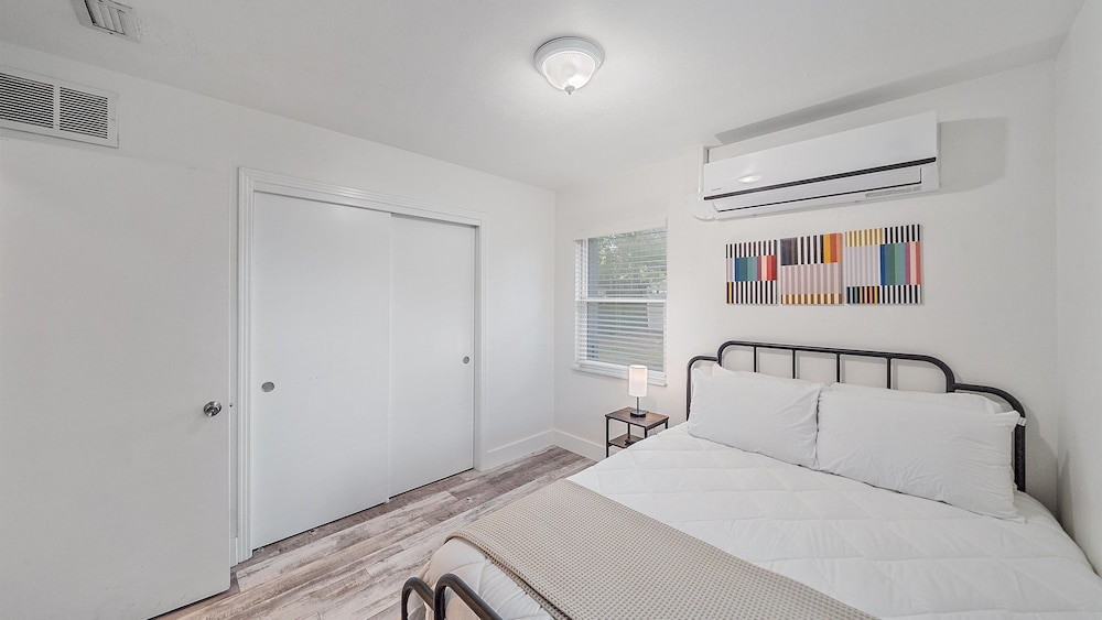 Urban Nest On 8th 4 Bedroom Home
