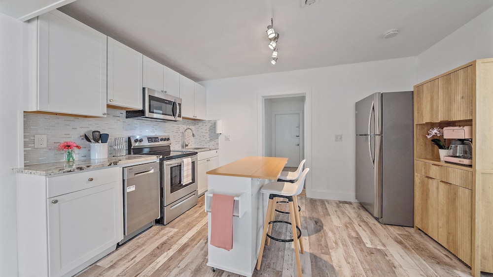 Urban Nest On 8th 4 Bedroom Home