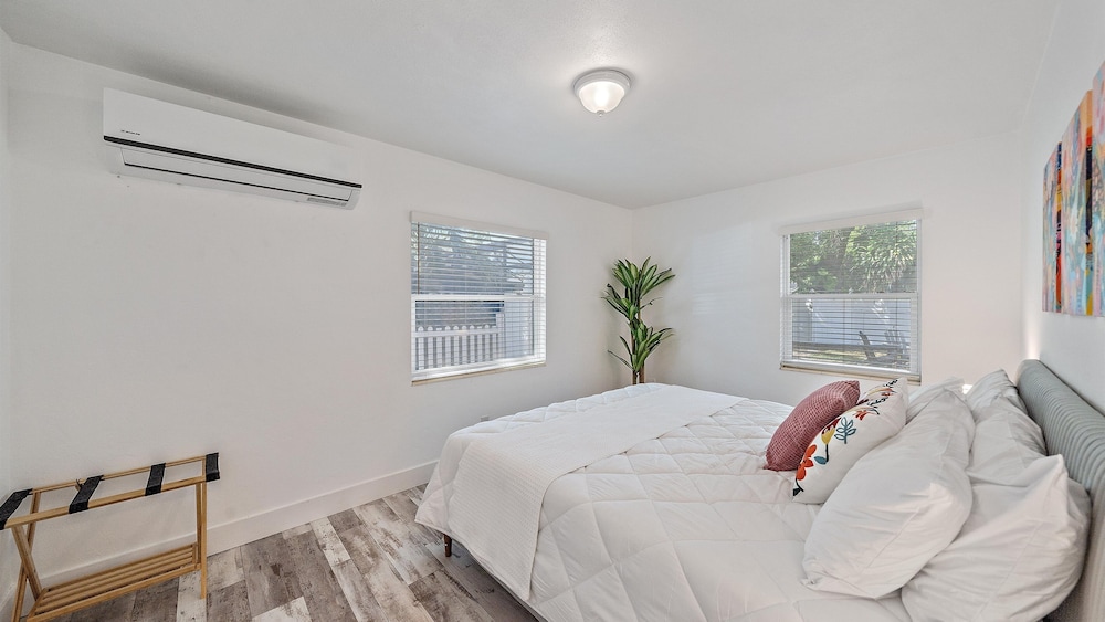 Urban Nest On 8th 4 Bedroom Home