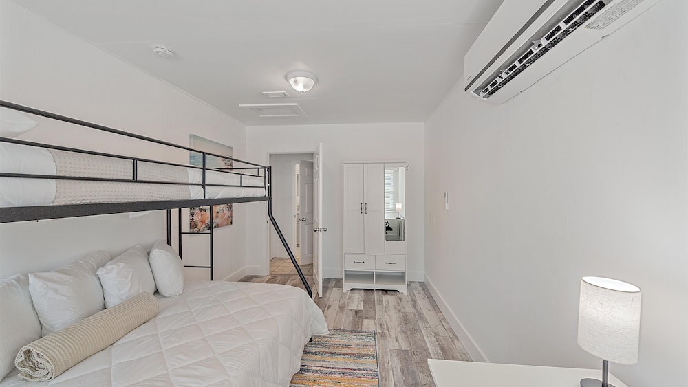 Urban Nest On 8th 4 Bedroom Home