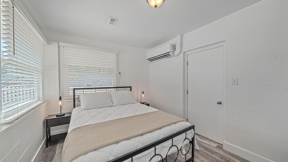 Urban Nest On 8th 4 Bedroom Home