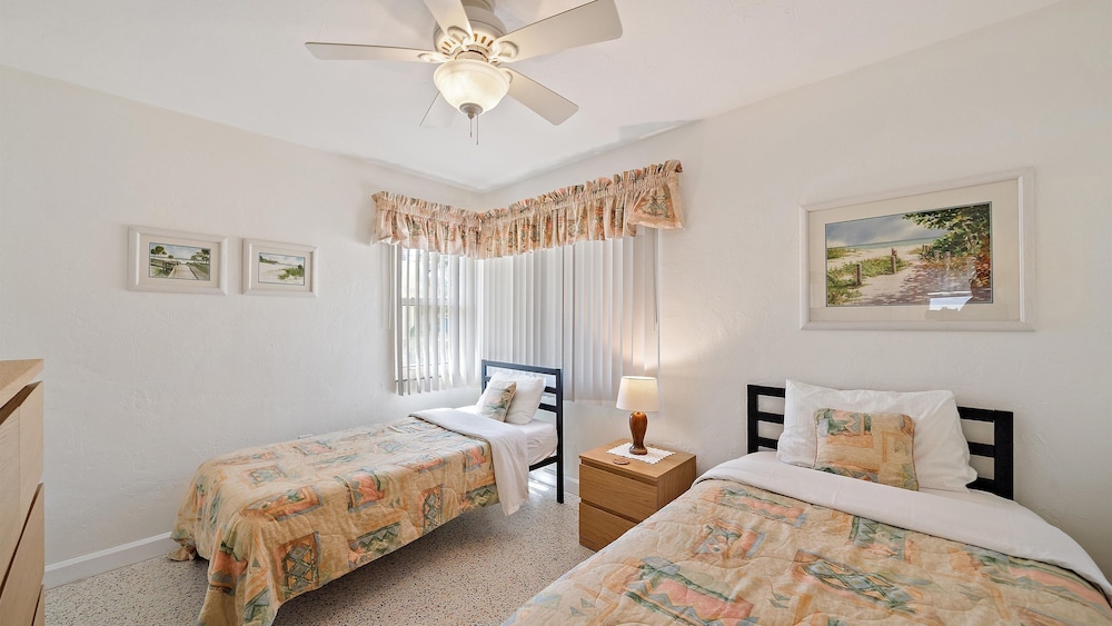 Siesta Treasure #4 2 Bedroom Condo