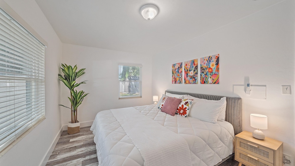 Urban Nest On 8th 4 Bedroom Home