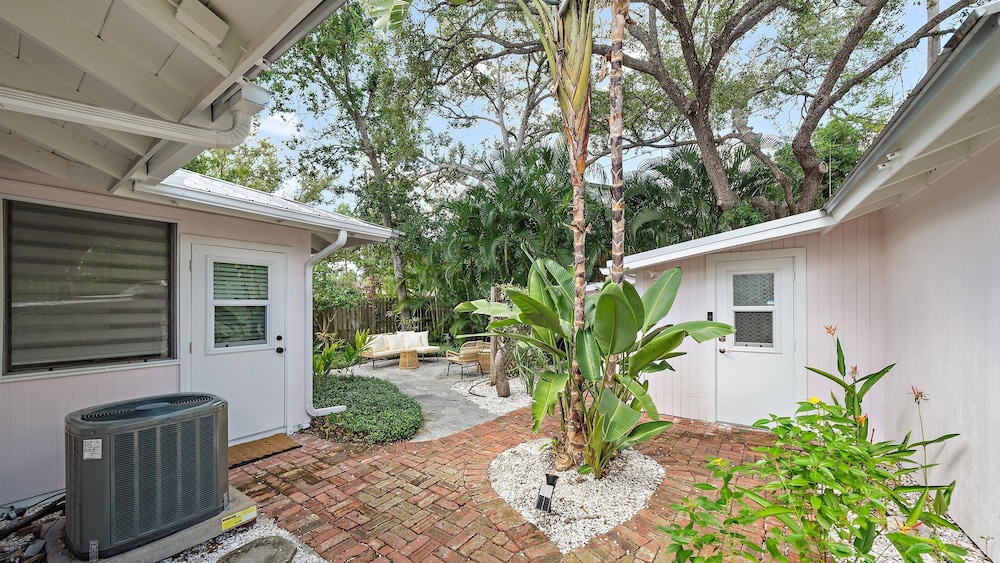 Hidden Oasis A 1 Bedroom Bungalow