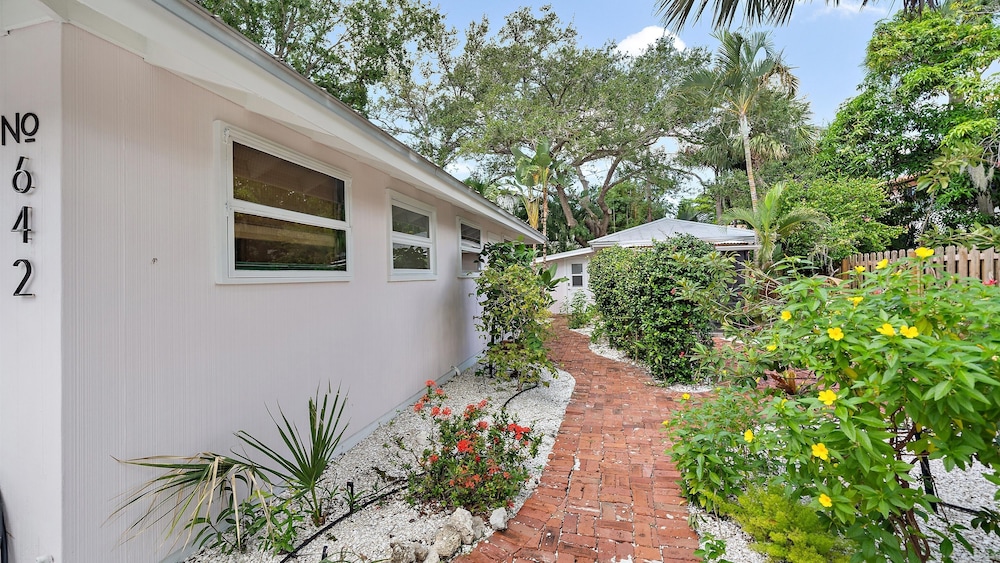 Hidden Oasis A 1 Bedroom Bungalow