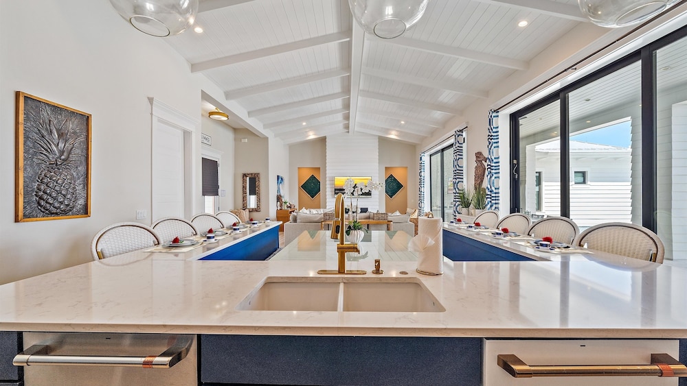 Dream Island 8 Bedroom Home