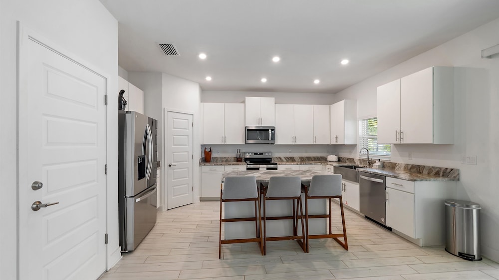 Urban Minimalist Escape 4 Bedroom Home