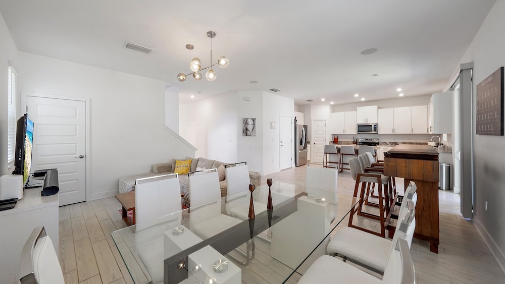 Urban Minimalist Escape 4 Bedroom Home