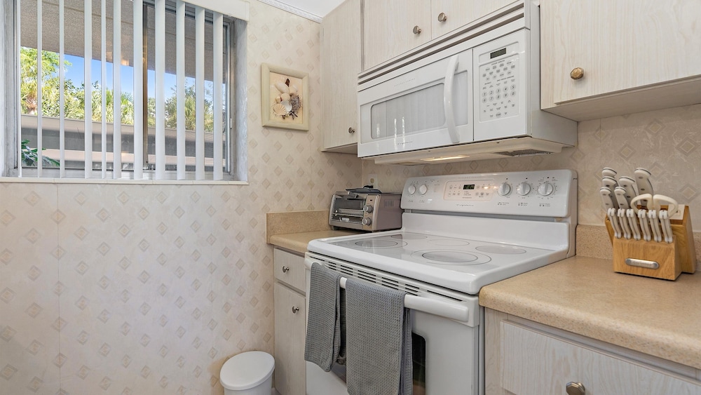Beach Harbor Hideaway 1 Bedroom Condo by RedAwning view 4