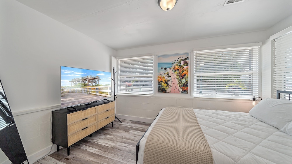 Urban Nest On 8th 4 Bedroom Home