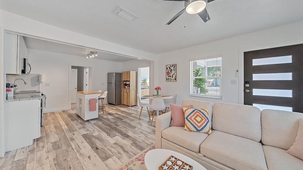 Urban Nest On 8th 4 Bedroom Home